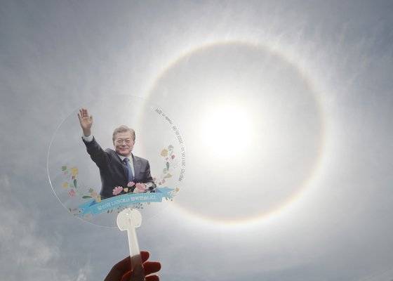 문재인 전 대통령 내외 귀향일인 10일 문 전 대통령 사저가 있는 경남 양산시 하북면 평산마을 하늘에 햇무리가 떠있다. 뉴시스