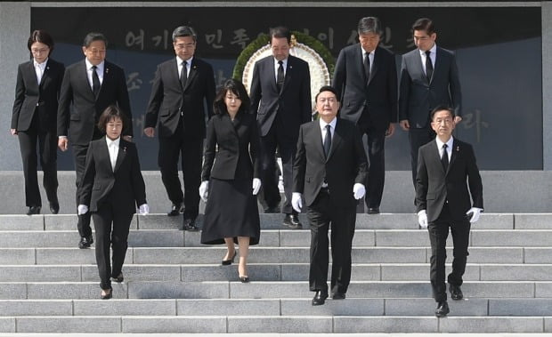 윤석열 대통령과 부인 김건희 여사가 10일 오전 서울 동작구 국립서울현충원에서 참배를 마친 뒤 이동하고 있다. 사진=연합뉴스