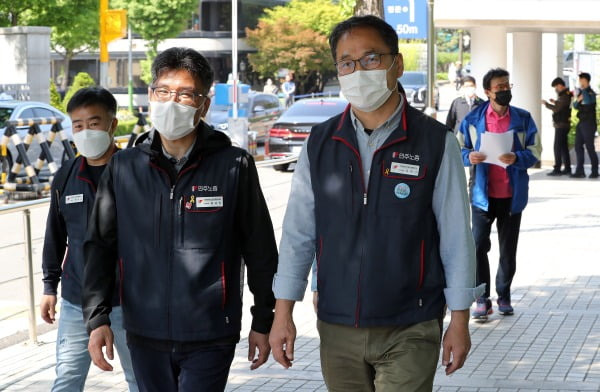 윤택근 민주노총 수석부위원장(오른쪽)이 지난 4일 영장실질심사를 받기 위해 서울 서초구 서울중앙지법으로 출석하고 있다. 뉴스1.