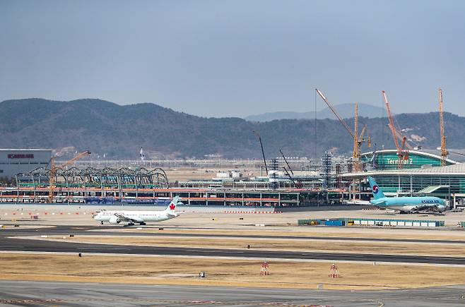 인천공항 제4활주로와 제2여객터미널을 확장하는 4단계 건설공사가 한창이다. |인천국제공항공사 제공