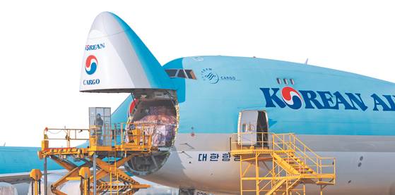 Cargo is loaded onto a Korean Air Lines plane destined to Frankfurt, Germany, last January. [YONHAP]