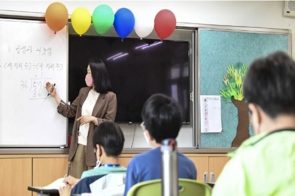 코로나 예방 가림판이 치워진 교실에서 수업을 듣고있는 초등학생들/ 사진=연합뉴스