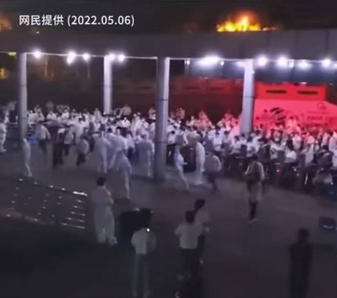 지난 6일 저녁 애플 맥북 제조업체인 대만 콴타컴퓨터의 상하이 공장에서 직원들이 공장 입구 펜스를 뛰어넘는 모습이 중국 SNS(사회관계망서비스)에 공유되고 있다./사진=트위터