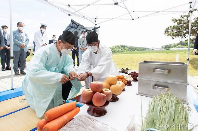 농촌진흥청 국립축산과학원 직원들이 10일 본원에 설치된 축혼비 앞에서 축산업 발전을 위해 희생된 가축들의 넋을 위로하는 축혼제를 지내고 있다.