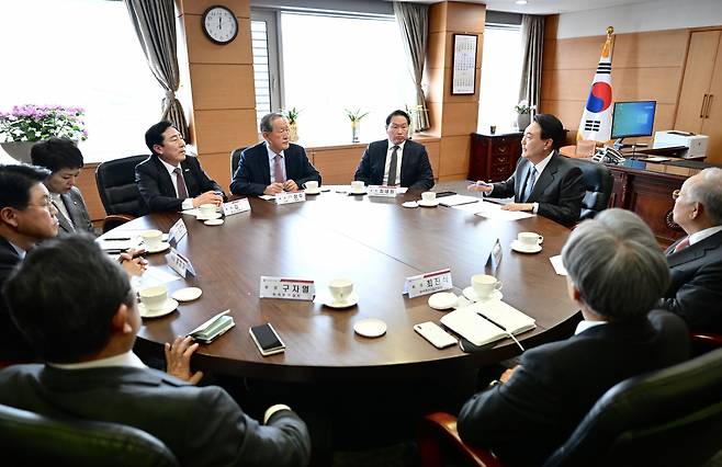 윤석열 대통령이 지난 3월 6개 경제단체장들과 오찬 간담회를 가졌다. [대통령직인수위원회 제공]