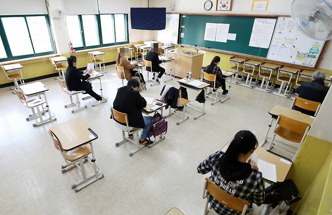 지난해 서울 성북구 월곡중학교에서 열린 고졸 학력인정 검정고시에 응시한 수험생들이 시험 시작에 앞서 자습을 하고 있는 모습. [연합]