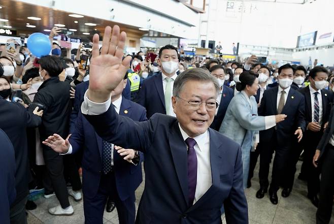 5년간의 임기를 마친 문재인 전 대통령이 김정숙 여사와 10일 경남 양산 사저로 출발하기에 앞서 서울역에서 승차장으로 이동하며 지지자들과 인사하고 있다. [연합]