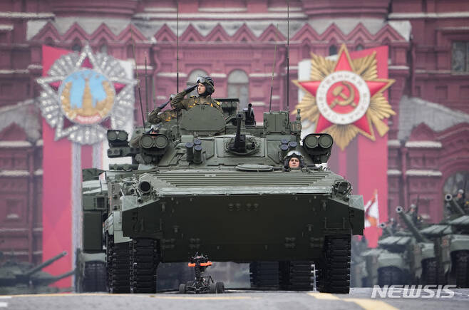 [모스크바=AP/뉴시스] 9일(현지시간) 러시아 모스크바의 붉은 광장에서 제2차 세계대전 종전 제77주년(전승절) 기념 열병식이 열려 러시아군 장갑차들이 행진하고 있다. 2022.05.09.