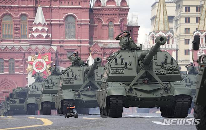 [모스크바=AP/뉴시스] 9일(현지시간) 러시아 모스크바의 붉은 광장에서 제2차 세계대전 종전 제77주년(전승절) 기념 열병식이 열려 러시아 자주포 부대가 행진하고 있다. 2022.05.09.