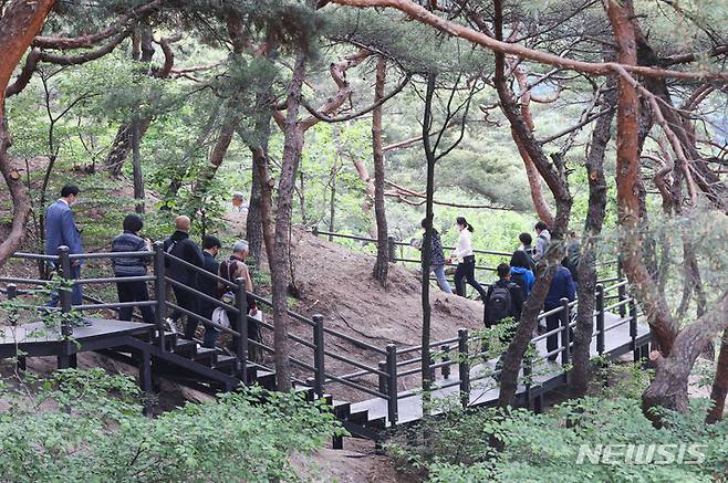 [서울=뉴시스] 권창회 기자 = 제20대 윤석열 대통령 취임식날인 10일 오전 서울 종로구 청와대 춘추문에서 열린 등산로 개방 행사에 참가한 시민들이 이날 개방된 백악정문을 지나 등산을 하고 있다. 2022.05.10. kch0523@newsis.com