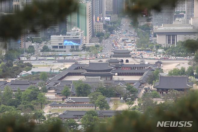 [서울=뉴시스] 권창회 기자 = 제20대 윤석열 대통령 취임식날인 10일 서울 종로구 청와대 춘추문이 열리며 등산로가 개방됐다. 사진은 이날 청와대 전망대에서 바라본 서울 도심 일대.2022.05.10. kch0523@newsis.com