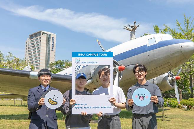 [인천=뉴시스] 김동영 기자 = 인하대 입학홍보대사 ‘인하아띠’와 투어 참가자들이 캠퍼스 명소에서 기념촬영을 하고 있다. 2022.05.10. (사진=인하대 제공) *재판매 및 DB 금지