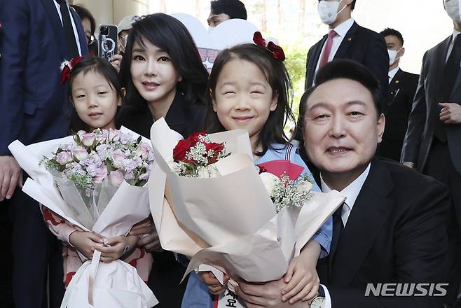 [서울=뉴시스] 전신 기자 = 윤석열 대통령과 부인 김건희 여사가 10일 오전 제20대 대통령 취임식에 참석하기 위해 서울 서초구 서초동 자택을 나서며 꽃다발을 들고 나온 어린이들과 기념촬영을 하고 있다. 2022.05.10. photo1006@newsis.com