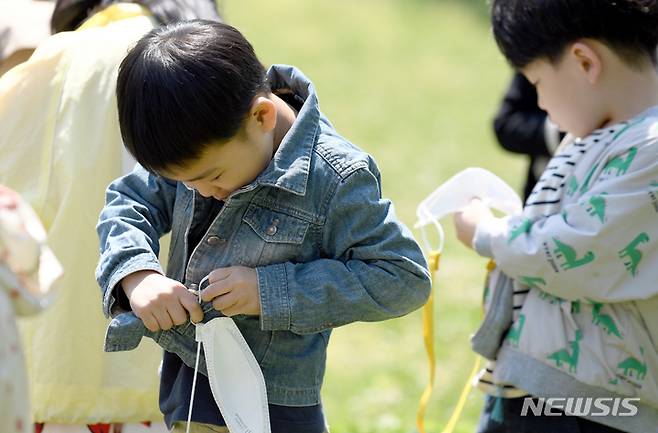 [서울=뉴시스] 류형근 기자 = 100회 어린이날을 이틀 앞둔 지난 3일 오전 광주 북구 전남대학교 후문 잔디밭에서 북구청직장어린이집 원생들이 마스크를 벗고 야외 활동을 하고 있다. 2022.05.10. hgryu77@newsis.com