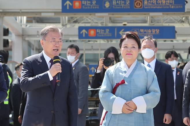 문재인 전 대통령이 10일 오후 경남 양산 사저로 가기 위해 김정숙 여사와 함께 울산역에 도착한 후 지지자들에게 소회를 밝히고 있다. 연합뉴스