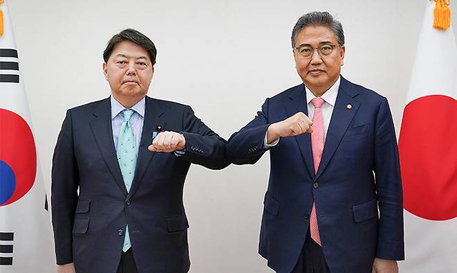 박진 외교부 장관 후보자(오른쪽)는 9일 서울에서 하야시 요시마사 일본 외무상과 회담했다. 양측이 팔꿈치 인사를 하는 모습. 외교부 제공