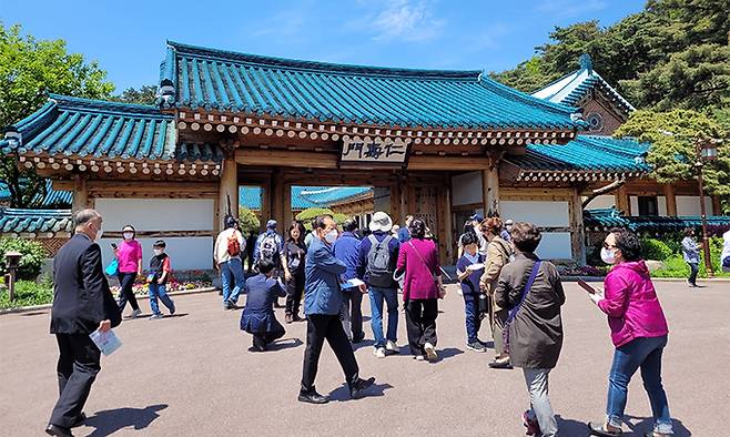 청와대 개방 첫날인 10일 사전 신청한 관람객들이 경내를 관람하고 있다.