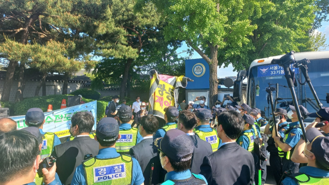 문재인 대통령을 비판하는 시민들이 9일 청와대 인근에서 현수막을 들고 비판하는 목소리를 높이고 있다. 이건율 기자