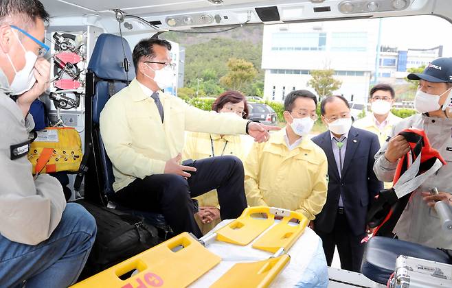 전남도지사 권한대행 문금주 행정부지사는 9일 닥터헬기 계류장을 방문, 응급환자의 생명을 지키기 위해 노력하는 운항사 관계자와 의료진들을 격려했다. ⓒ전남도