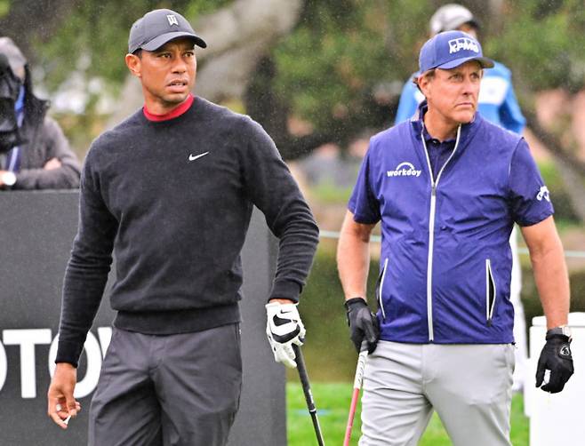 타이거 우즈(왼쪽)와 필 미컬슨이 다음주 개막하는 PGA 챔피언십에 나란히 출전할 예정이다. 2020년 조조 챔피언십에 참가한 우즈와 미컬슨. ㅣ게티이미지
