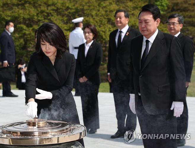 분향하는 김건희 여사 (서울=연합뉴스) 서명곤 기자 = 윤석열 대통령의 부인 김건희 여사가 10일 오전 서울 동작구 국립서울현충원 내 현충탑에 분향하고 있다. 2022.5.10 seephoto@yna.co.kr