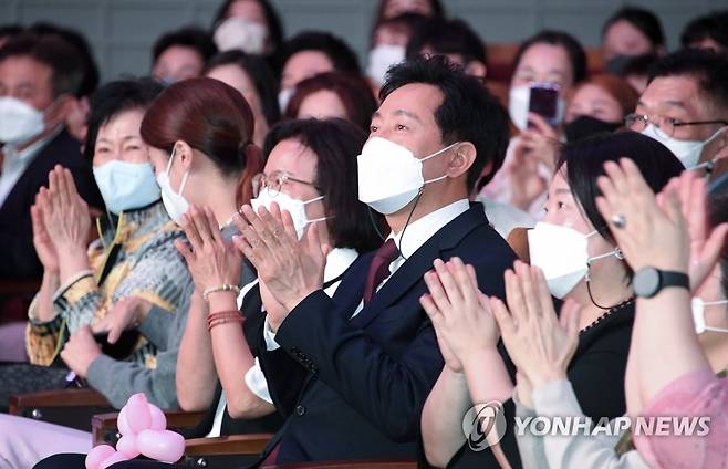 '한부모가족의 날' 기념식 참석한 오세훈 서울시장 (서울=연합뉴스) 5월 10일 '한부모 가족의 날'을 앞두고 오세훈 서울시장이 지난 7일 서울 동작구 원불교 소태산기념관에서 열린 2022 모두하나대축제 '우리, 함께' 행사에 참석해 박수를 하고 있다. 2022.5.10 [서울시 제공. 재판매 및 DB 금지] photo@yna.co.kr