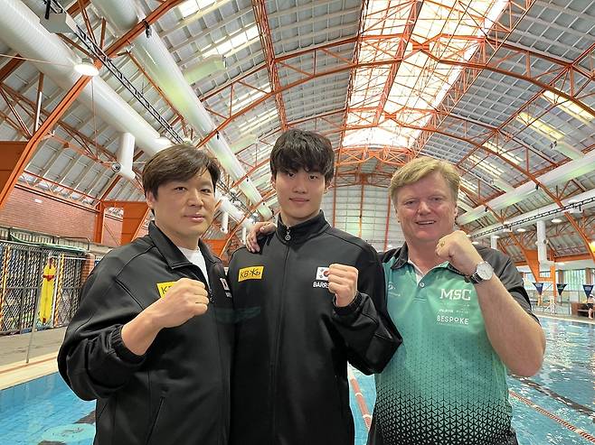황선우(가운데)와 이안 포프(오른쪽), 전동현 경영 대표팀 코치. [대한수영연맹 제공. 재판매 및 DB 금지]