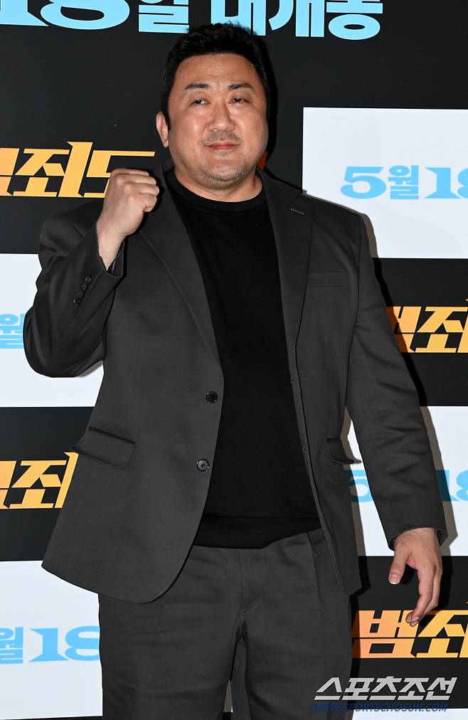 영화 '범죄도시2'의 언론시사회가 11일 코엑스 메가박스에서 열렸다. '범죄도시2'는 괴물형사 '마석도'(마동석)와 금천서 강력반이 베트남 일대를 장악한 최강 빌런 '강해상'(손석구)을 잡기 위해 펼치는 통쾌한 범죄 소탕 작전을 그린다. 시사회에 참석한 배우 마동석이 포토타임을 갖고 있다. 허상욱 기자wook@sportschosun.com/2022.05.11/