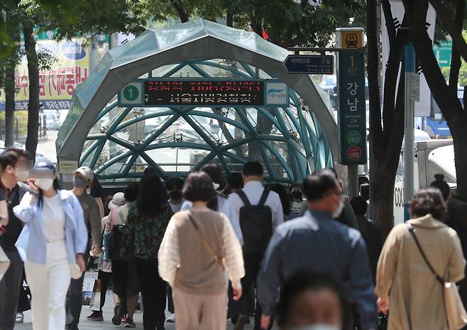 서울시가 발표한 '2021년 대중교통 이용현황'에 따르면 지난해 서울시내 가장 이용객이 많았던 버스정류장은 '고속터미널', 지하철역은 '강남역'으로 알려졌다. 사진은 지하철 2호선 강남역 모습. /뉴시스
