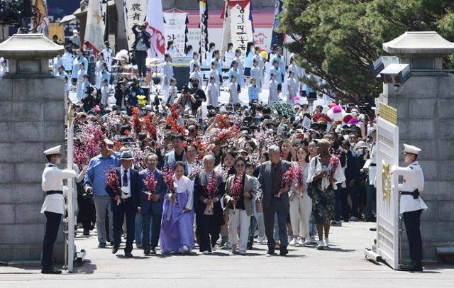 제20대 윤석열 대통령 취임일인 10일 서울 종로구 청와대 개방 행사가 열린 가운데, 국민대표 74인 등이 정문을 통해 입장하고 있다. 뉴시스