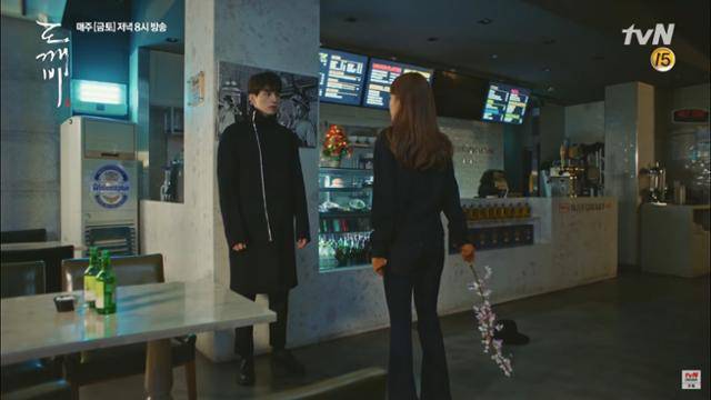 tvN 드라마 '도깨비'에서 써니 역의 유인나가 복숭아 나무를 휘둘러 저승사자(이동욱)의 모자를 벗기는 장면. 'tvN drama' 유튜브 캡처