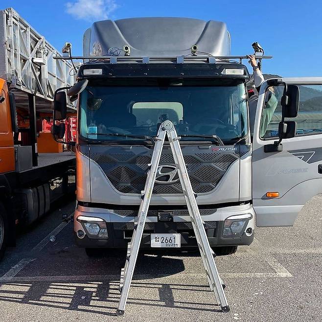 트럭에 카메라를 설치하는 장면, 출처: 마스오토