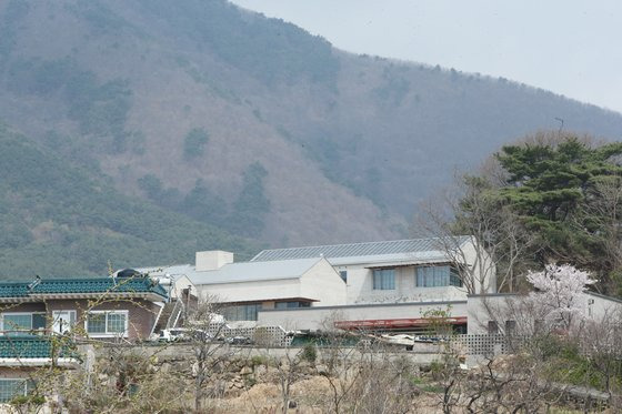 영남 알프스 영축산과 문 전 대통령 양산 사저. [연합뉴스]