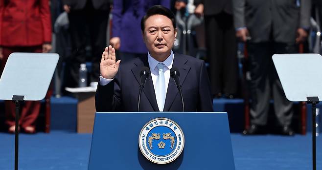 윤석열 대통령이 10일 서울 여의도 국회에서 열린 제20대 대통령 취임식에서 취밈선서를 하고 있다. 김성룡 기자