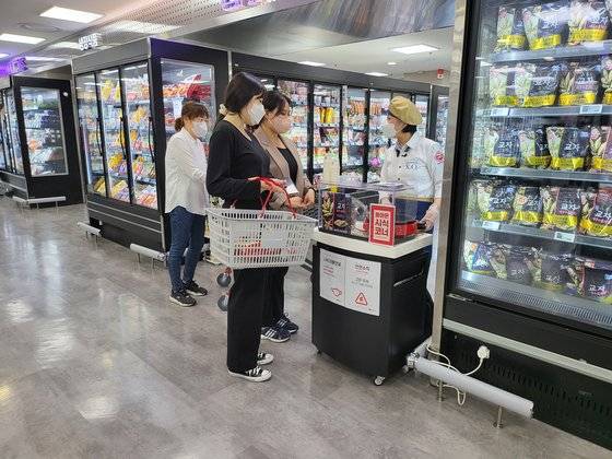 서울 송파구 잠실동의 한 대형마트에서 냉동만두를 시식하고 있는 방문객들. 최현주 기자