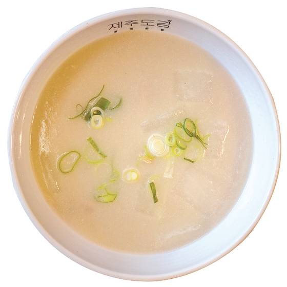 제주에서 혼례 때 신부에게 끓여 주던 접짝뼈국.