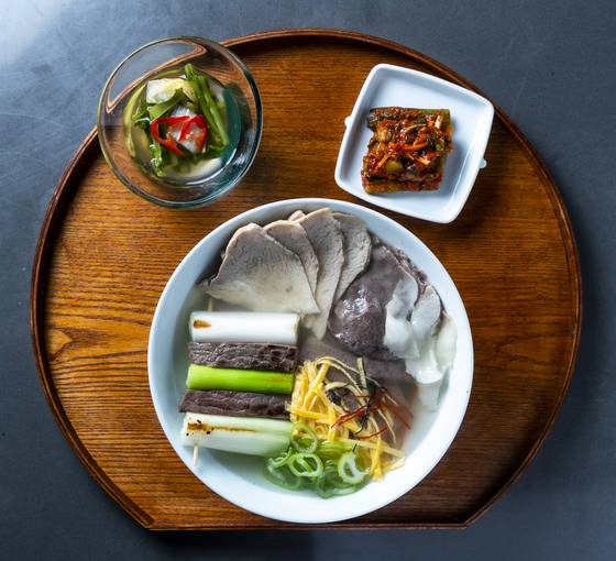 두 가지 김치와 함께 개인 쟁 반에 차려 낸 개성탕반. 1+ 이상 등급의 한우 암소 유통 등 삶은 고기 100~120g이 들어간다. 박종근 기자