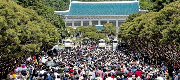 < 청와대 가는 길 인산인해 > 10일 개방한 청와대를 관람하려는 시민들이 인산인해를 이루고 있다. 이날 청와대 관람에 나선 시민은 총 2만6000명으로, 사전 신청을 통해 선정됐다. 11일부터는 오전 7시부터 오후 7시까지, 2시간 단위로 입장해 하루 3만9000명이 관람할 수 있다. 청와대 경내는 자유롭게 구경할 수 있지만 건물 내부는 관람할 수 없다. 청와대와 함께 뒤편 북악산 등산로도 전면 개방됐다.   김범준 기자