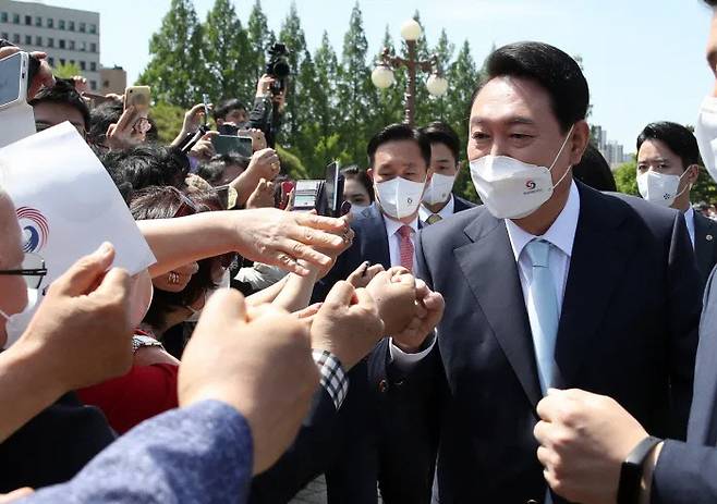 윤석열 대통령이 10일 제20대 대통령 취임식이 열린 국회에 도착, 시민들과 인사하며 단상으로 이동하고 있다. 국회사진기자단