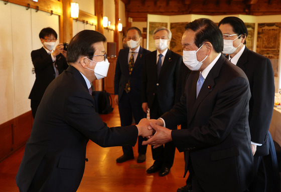 Fukushiro Nukaga, a member of the Liberal Democratic Party and head of the Japan-Korea parliamentary association, right, greets National Assembly Speaker Park Byeong-seug, left, at the Assembly in western Seoul on Wednesday. [OFFICE OF SPEAKER OF NATIONAL ASSEMBLY]