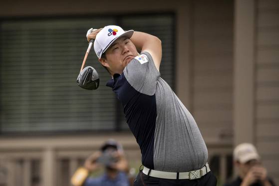 Im Sung-jae watches his drive down the third fairway during the third round of the RBC Heritage golf tournament on April 16 in Hilton Head Island, South Carolina. [AP/YONHAP]