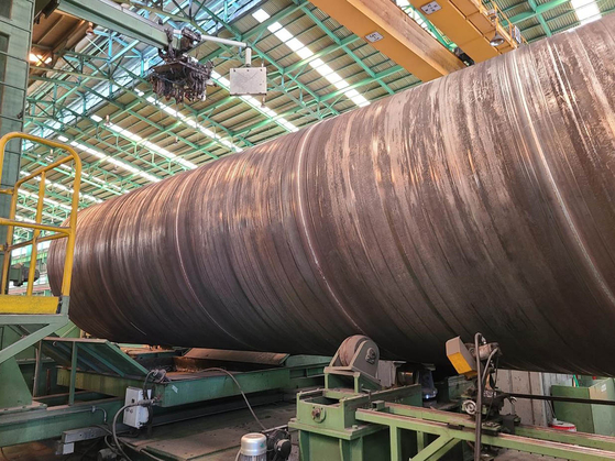 Posco said Wednesday it plans to supply 275 tons of steel to Hardt by 2035. The steel will be used to construct the "PosLoop 355" hyperloop tube in the Netherlands. A hyperloop tube is an eco-friendly transport network that transports passengers and cargo at over 1,000 kilometers (620 miles)per hour using magnetic levitation. According to Posco, 2,000 tons of steel is used to build 1 kilometer of hyperloop tube, meaning it would require 800,000 tons to build a hyperloop tube connecting Seoul and Busan. [YONHAP]