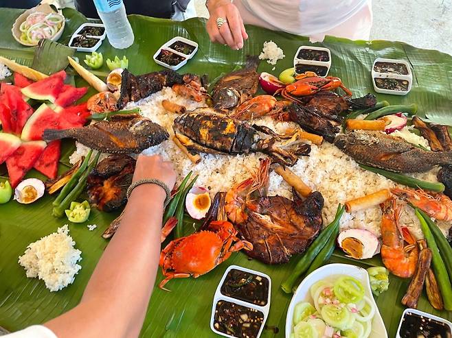 바나나잎을 깔고 음식을 쏟아 손으로 먹는 필리핀 전통 방식의 식사.  /사진= 강예신 여행+ 기자
