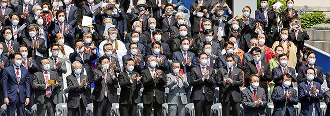 Conglomerate leaders clap hands at the inauguration ceremony of President Yoon Suk-yeol held at National Assembly in Yeouido, Seoul, Tuesday. From left are SK Group Chairman Chey Tae-won, KITA Chairman Koo Ja-yeol, KEF Chairman Sohn Kyung-shik, Korea Federation of SMEs Chairman Kim Ki-moon, Kolon Honorary Chairman Lee Woong-yeol, Hyundai Motor Group Chairman Chung Euisun, Doosan Chairman Park Jeong-won, LG Group Chairman Koo Kwang-mo, Shinsegae Group Vice Chairman Chung Yong-jin, Hanjin Group Chai