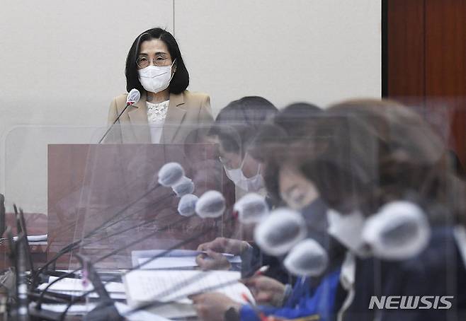 [서울=뉴시스] 최진석 기자 = 김현숙 여성가족부 장관 후보자가 11일 오전 서울 여의도 국회 여성가족위원회에서 열린 인사청문회에서 발언을 하고 있다. (공동취재사진) 2022.05.11. photo@newsis.com