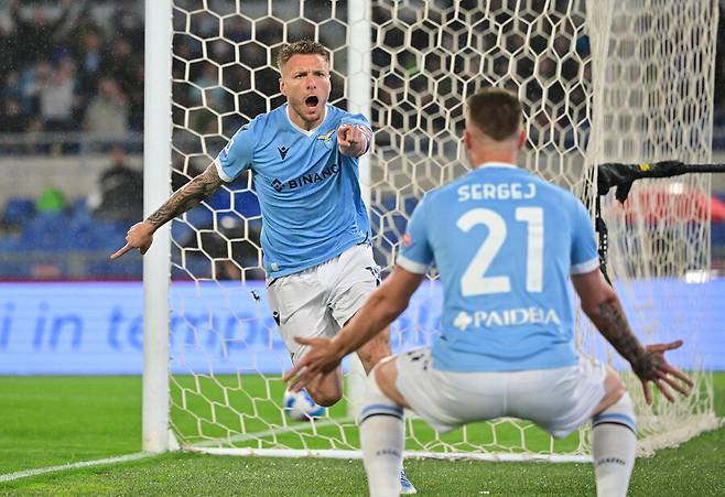 ▲ 세르게이 밀린코비치-사비치(등번호 21번)는 골-도움 모두 능한 미드필더다. AC밀란전에서 치로 임모빌레의 골에 도움을 기록한 뒤 함께 기뻐하고 있다. ⓒ연합뉴스/REUTERS