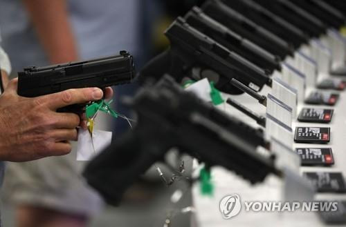 미국 텍사스에서 열린 미국총기협회(NRA) 연례모임에 전시된 총기들 [AFP 연합뉴스 자료사진. 재판매 및 DB 금지]