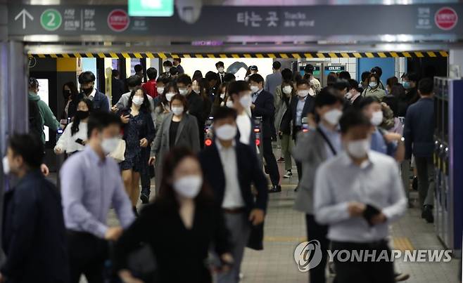 붐비는 강남역  [연합뉴스 자료사진]