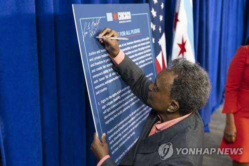 '모두를 위한 정의' 서약에 서명하는 로리 라이트풋 시카고 시장 (시카고AP=연합뉴스) 미국 연방대법원이 낙태권 보장 판례를 49년 만에 번복할 것으로 예상되는 가운데 로리 라이트풋 시카고 시장이 낙태 지원 기금 조성 계획을 밝히고 낙태 시술 수요자들에 대한 지원을 약속했다. 2022.5.11. Photo@yna.co.kr