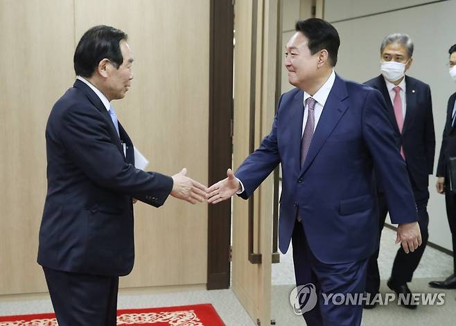 누카가 후쿠시로 한일의원연맹회장 만난 윤석열 대통령 (서울=연합뉴스) 안정원 기자 = 윤석열 대통령이 11일 서울 용산 대통령실 청사 접견실 앞에서 누카가 후쿠시로 한일의원연맹 회장과 인사하고 있다. 2022.5.11 jeong@yna.co.kr